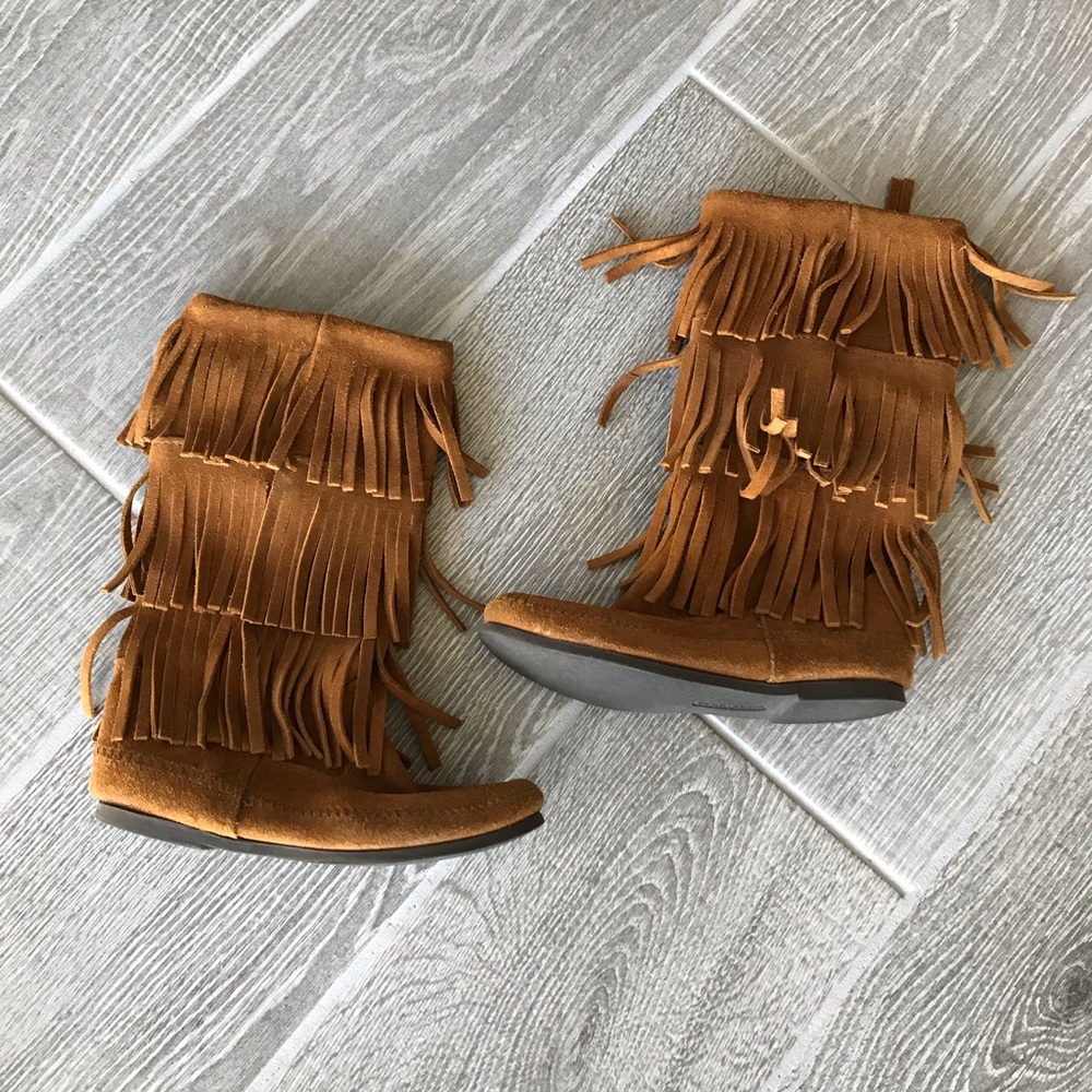 Minnetonka Three-Layer Fringe Boot Size 6 - image 5